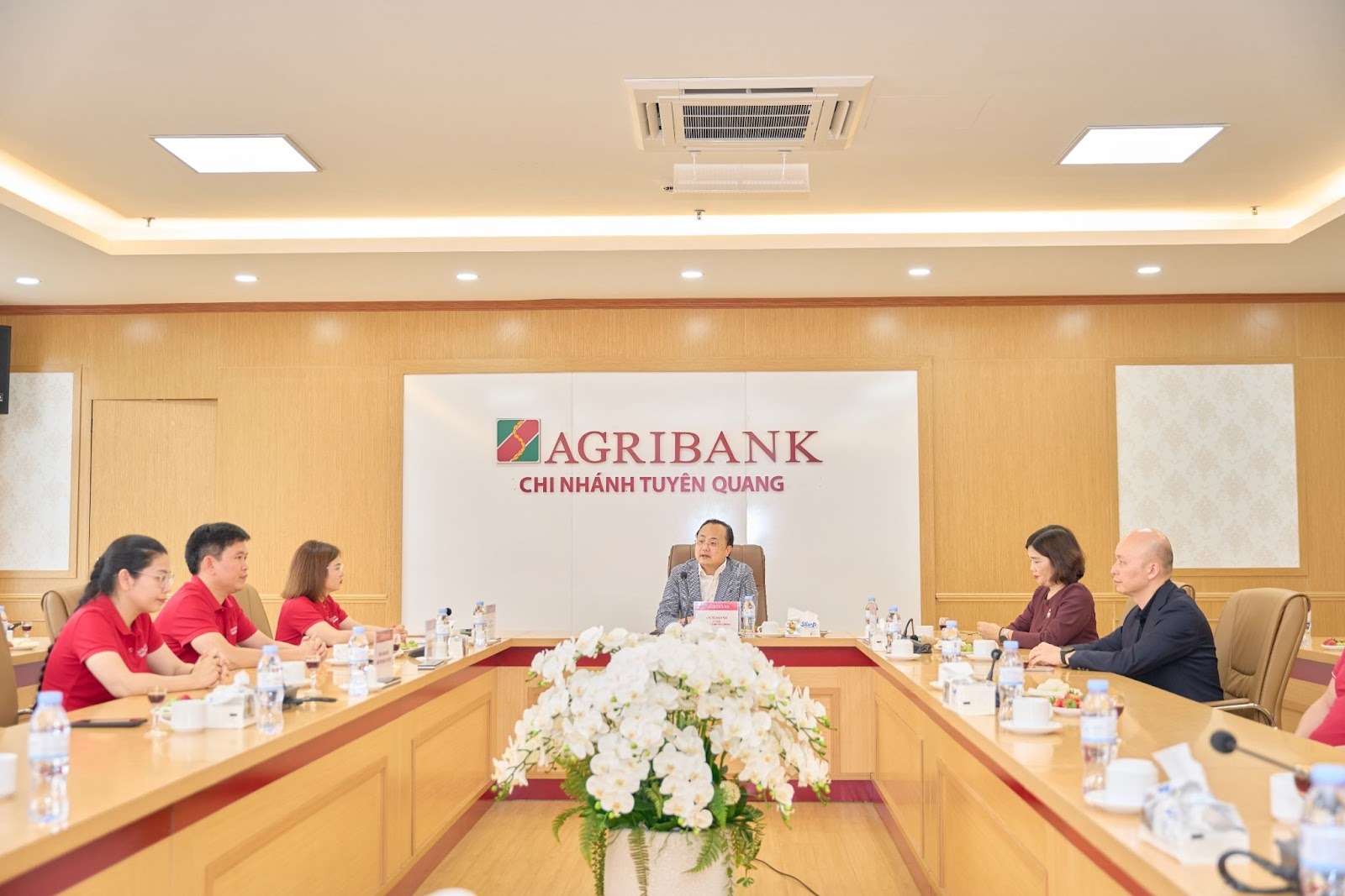 Đồng ch&iacute; T&ocirc; Huy Vũ - B&iacute; thư Đảng ủy, Chủ tịch HĐTV Agribank đến thăm v&agrave; l&agrave;m việc tại Agribank Chi nh&aacute;nh Tuy&ecirc;n Quang