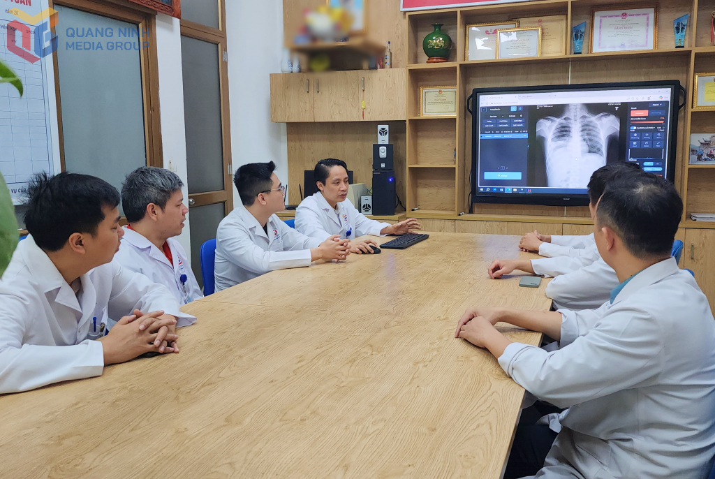 C&aacute;c b&aacute;c sĩ, kỹ thuật vi&ecirc;n Khoa Chẩn đo&aacute;n h&igrave;nh ảnh (Bệnh viện Đa khoa tỉnh Quảng Ninh) đang hội chẩn ca bệnh tr&ecirc;n hệ thống AI hỗ trợ ph&acirc;n t&iacute;ch h&igrave;nh ảnh X-quang