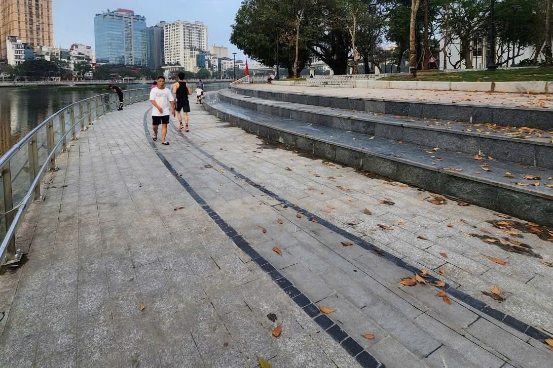 Tuyến đường dạo ven hồ Đống Đa sau cải tạo rộng rãi, sạch đẹp, thu hút người dân đến tập thể dục, đi bộ mỗi ngày. Tuyến đường dạo ven hồ Đống Đa sau cải tạo rộng rãi, sạch đẹp, thu hút người dân đến tập thể dục, đi bộ mỗi ngày.