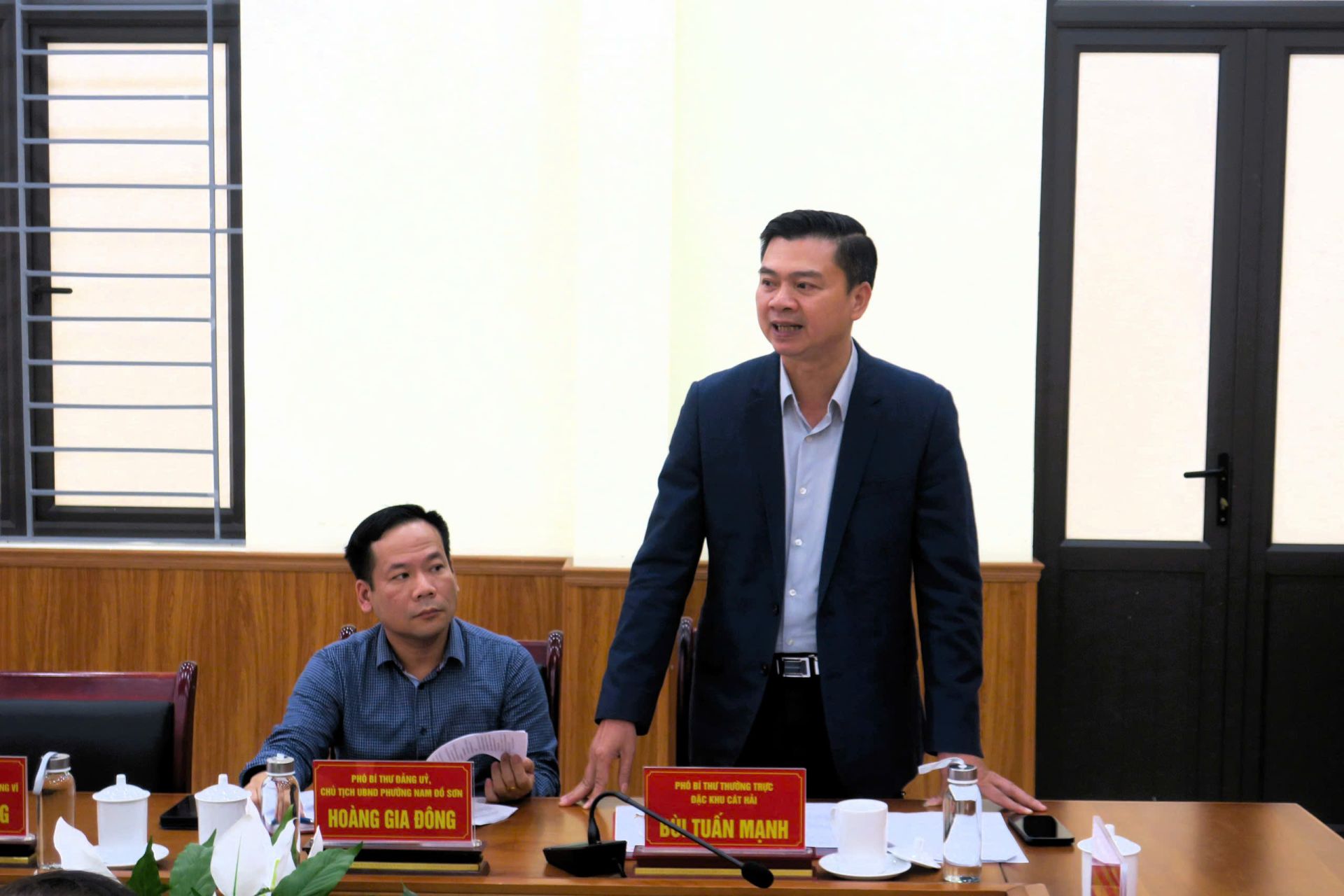 Đồng chí Bùi Tuấn Mạnh, Phó Bí thư Thường trực đặc khu Cát Hải phát biểu ý kiến. Đồng chí Bùi Tuấn Mạnh, Phó Bí thư Thường trực đặc khu Cát Hải phát biểu ý kiến.