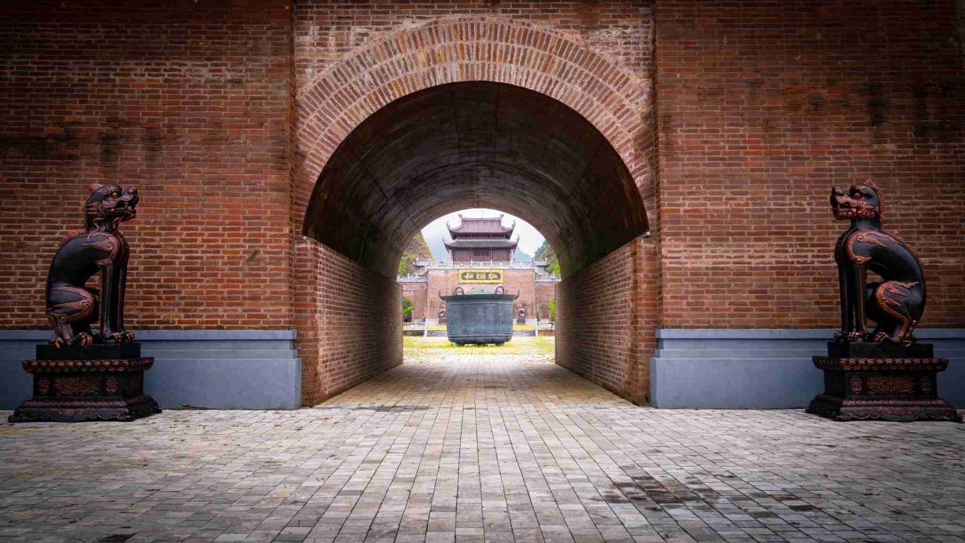 Bước qua cổng đại môn của Đài Kính Địa, du khách sẽ bắt gặp một chiếc vạc đồng lớn nặng hàng tấn được đúc dựng trong khu vực sau Đài Kính Địa. Mặt ngoài vạc khắc lời kinh phật và những câu chuyện lịch sử gắn với cuộc đời, sự nghiệp của vua Đinh Tiên Hoàng. Tiếp đó là Đài Kính Nhân Bước qua cổng đại môn của Đài Kính Địa, du khách sẽ bắt gặp một chiếc vạc đồng lớn nặng hàng tấn được đúc dựng trong khu vực sau Đài Kính Địa. Mặt ngoài vạc khắc lời kinh phật và những câu chuyện lịch sử gắn với cuộc đời, sự nghiệp của vua Đinh Tiên Hoàng. Tiếp đó là Đài Kính Nhân