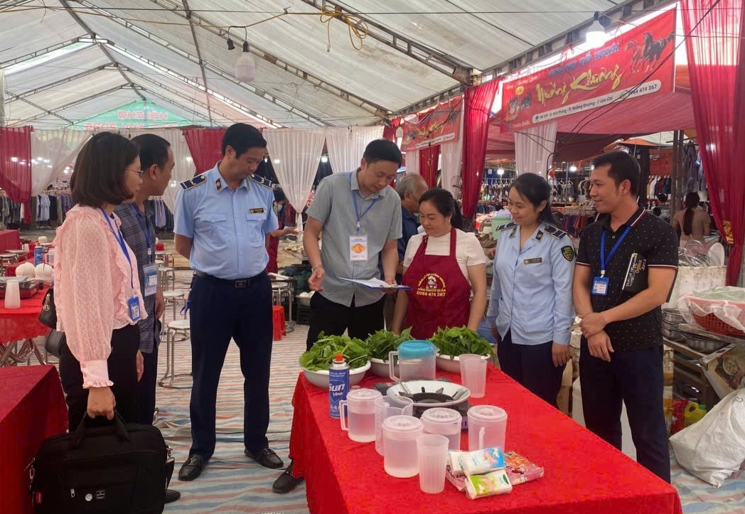 Quản lý thị trường Lào Cai: Tăng cường kiểm tra hoạt động kinh doanh tại Lễ hội Đền Thượng
