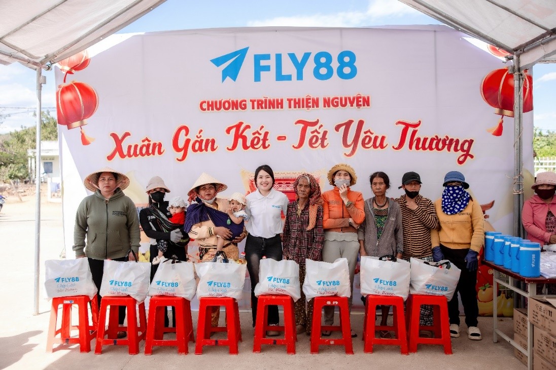 FLY88 mang “Xuân gắn kết – Tết yêu thương” đến Bình Thuận, trao 304 phần quà và 20 đèn năng lượng