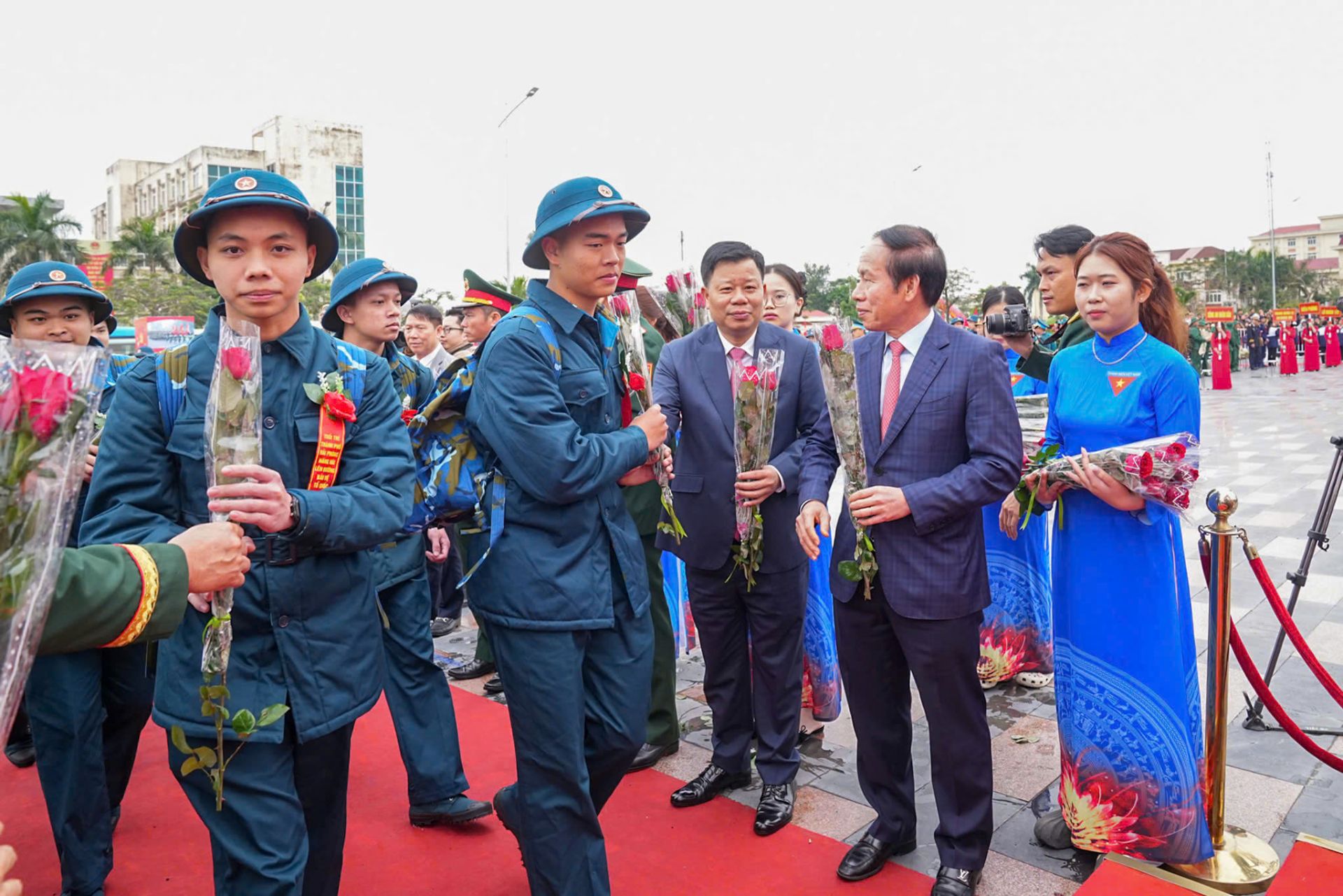 Đồng ch&iacute; L&ecirc; Tiến Ch&acirc;u, Ủy vi&ecirc;n Trung ương Đảng, B&iacute; thư Th&agrave;nh ủy, Trưởng Đo&agrave;n Đại biểu Quốc hội th&agrave;nh phố, B&iacute; thư Đảng ủy Qu&acirc;n sự th&agrave;nh phố tặng hoa động vi&ecirc;n c&aacute;c t&acirc;n binh l&ecirc;n đường l&agrave;m nhiệm vụ.