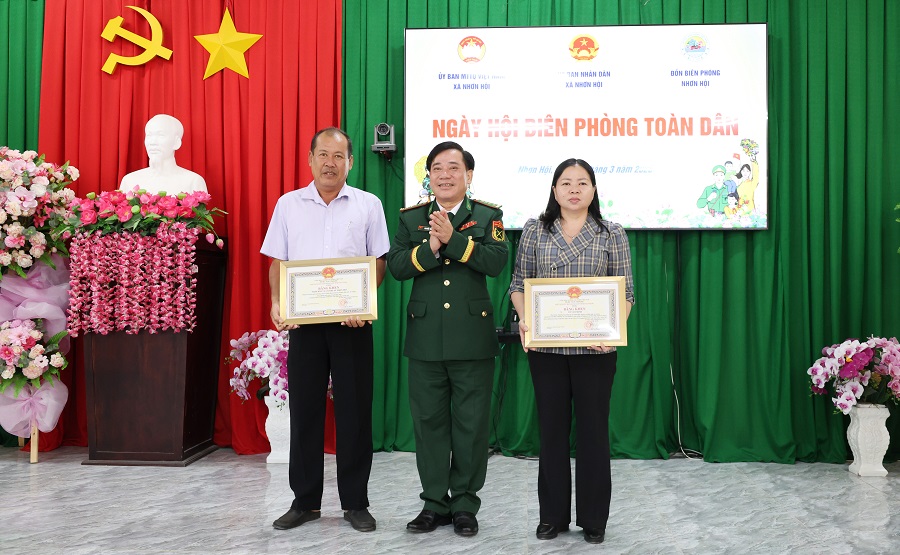 Đại t&aacute; Nguyễn Văn Hiệp, Ph&oacute; Ch&iacute;nh ủy Bộ Chỉ huy Qu&acirc;n sự tỉnh, Ch&iacute;nh ủy Ban Chỉ huy Bộ đội Bi&ecirc;n ph&ograve;ng tỉnh trao khen thưởng cho c&aacute;c tập thể, c&aacute; nh&acirc;n.