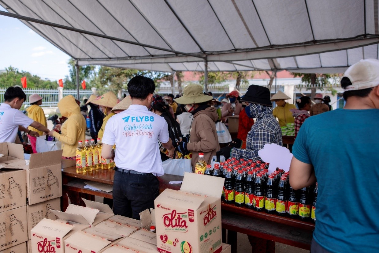 Người d&acirc;n tham gia c&aacute;c tr&ograve; chơi trong chương tr&igrave;nh do FLY88 tổ chức.