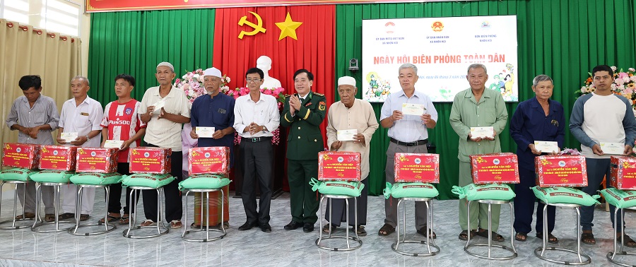 Đại t&aacute; Nguyễn Văn Hiệp, Ph&oacute; Ch&iacute;nh ủy Bộ Chỉ huy Qu&acirc;n sự tỉnh, Ch&iacute;nh ủy Ban Chỉ huy Bộ đội Bi&ecirc;n ph&ograve;ng tỉnh v&agrave; l&atilde;nh đạo địa phương tặng qu&agrave; cho người d&acirc;n c&oacute; ho&agrave;n cảnh kh&oacute; khăn tr&ecirc;n địa b&agrave;n x&atilde; Nhơn Hội.