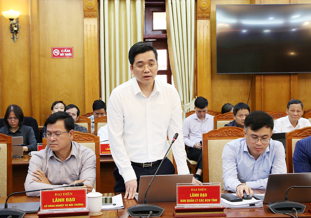 L&atilde;nh đạo Ban Quản l&yacute; c&aacute;c Khu c&ocirc;ng nghiệp tỉnh b&aacute;o c&aacute;o hoạt động của doanh nghiệp sau Tết Nguy&ecirc;n đ&aacute;n.