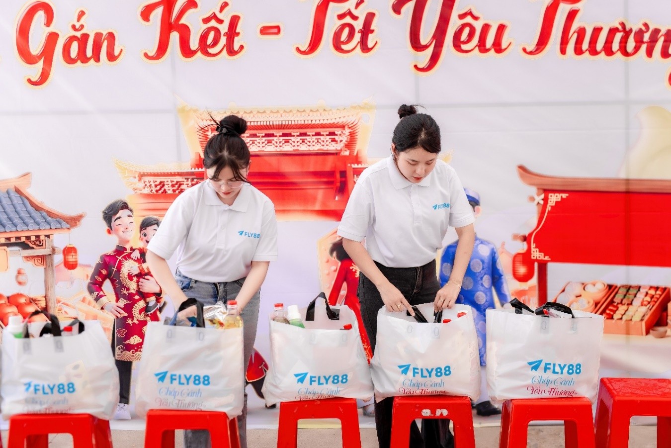 FLY88 đang chuẩn bị c&aacute;c phần qu&agrave; để trao cho người d&acirc;n.