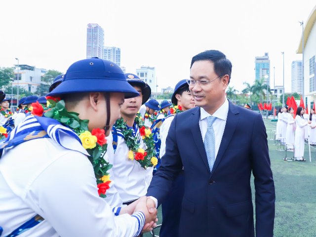 Bí thư Thành ủy Đà Nẵng Lê Ngọc Quang động viên các tân binh. Ảnh: Ngọc Phú. Bí thư Thành ủy Đà Nẵng Lê Ngọc Quang động viên các tân binh. Ảnh: Ngọc Phú.