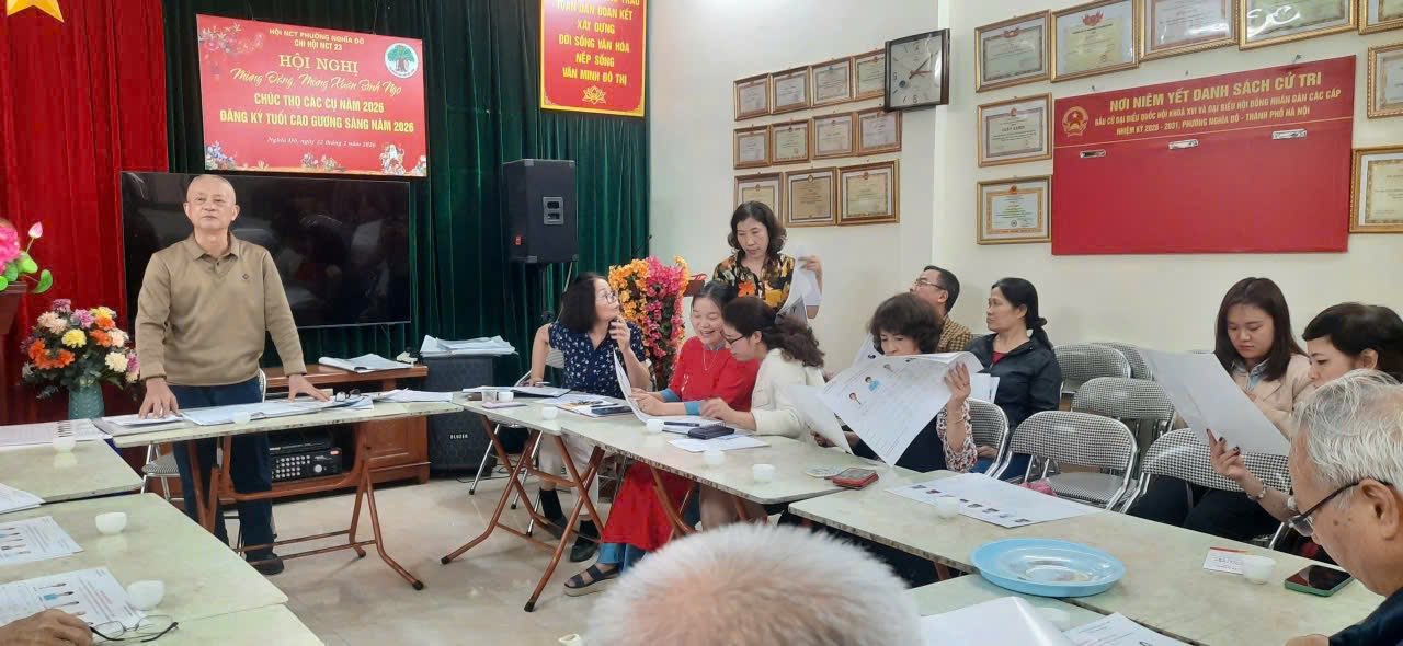 Cử tri tại c&aacute;c tổ d&acirc;n phố phường Nghĩa Đ&ocirc; (H&agrave; Nội) tham gia buổi mạn đ&agrave;m, nghe giới thiệu tiểu sử t&oacute;m tắt c&aacute;c ứng cử vi&ecirc;n đại biểu Quốc hội kh&oacute;a XVI v&agrave; đại biểu Hội đồng nh&acirc;n d&acirc;n c&aacute;c cấp nhiệm kỳ 2026&ndash;2031.