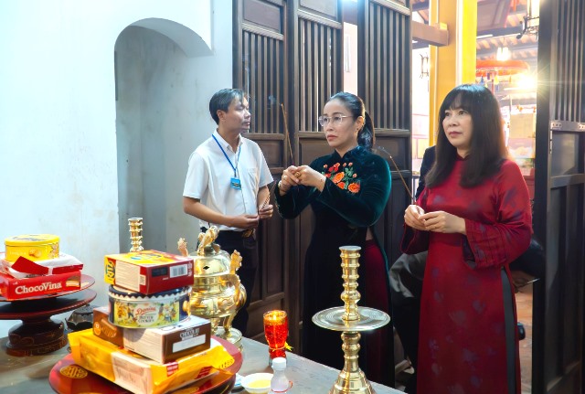 B&agrave; Nguyễn Thị Anh Thi, Ph&oacute; Chủ tịch UBND TP. Đ&agrave; Nẵng d&acirc;ng hương,