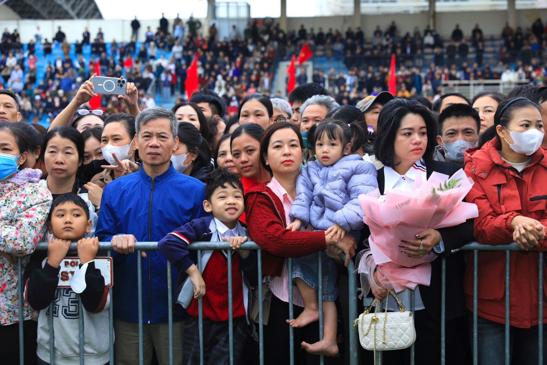Người thân và đông đảo Nhân dân có mặt từ sớm để tiễn các tân binh Thủ đô lên đường nhập ngũ trong không khí trang nghiêm, xúc động. Người thân và đông đảo Nhân dân có mặt từ sớm để tiễn các tân binh Thủ đô lên đường nhập ngũ trong không khí trang nghiêm, xúc động.