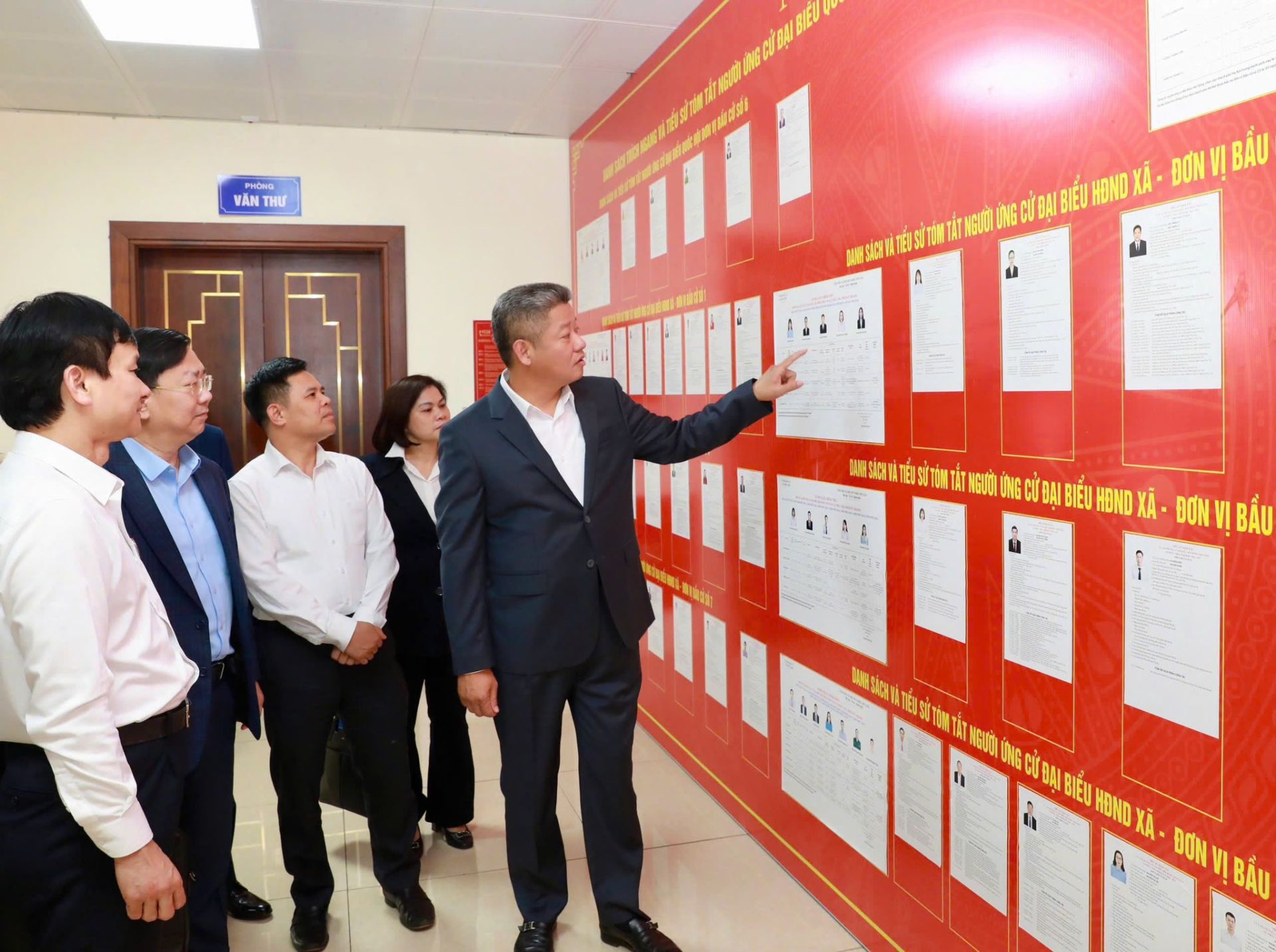 Ph&oacute; Chủ tịch UBND th&agrave;nh phố H&agrave; Nội Nguyễn Mạnh Quyền c&ugrave;ng đo&agrave;n c&ocirc;ng t&aacute;c kiểm tra việc ni&ecirc;m yết danh s&aacute;ch v&agrave; tiểu sử t&oacute;m tắt người ứng cử đại biểu Quốc hội kh&oacute;a XVI v&agrave; đại biểu Hội đồng nh&acirc;n d&acirc;n c&aacute;c cấp nhiệm kỳ 2026&ndash;2031 tại địa phương.