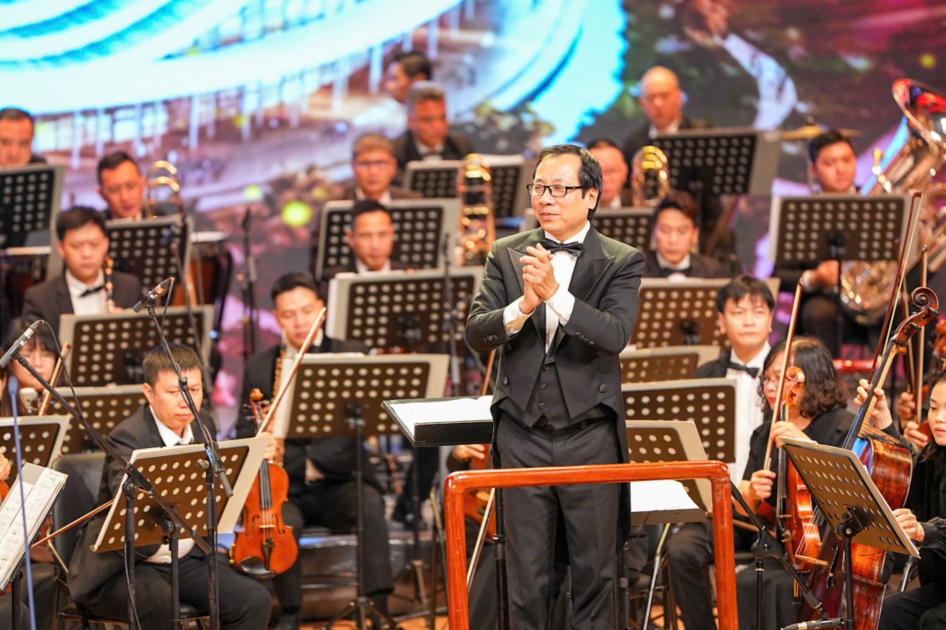 Nhạc trưởng Kim Xu&acirc;n Hiếu.