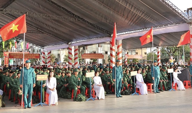 Quang cảnh Lễ giao, nhận qu&acirc;n điểm số 2 của Ban Chỉ huy ph&ograve;ng thủ khu vực 6 - An Nhơn Đ&ocirc;ng.