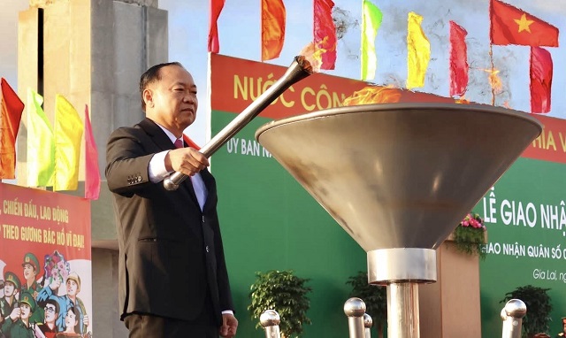 &Ocirc;ng Th&aacute;i Đại Ngọc thắp đuốc truyền thống.