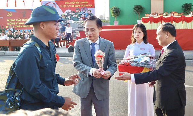 &Ocirc;ng L&ecirc; Ho&agrave;i Trung (thứ 3 từ phải qua) tặng hoa, động vi&ecirc;n thanh ni&ecirc;n.