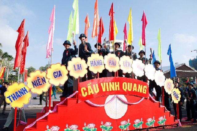 Thanh ni&ecirc;n thực hiện nghi thức bước qua &ldquo;Cầu Vinh quang&rdquo; đ&ecirc; l&ecirc;n đường nhập ngũ.