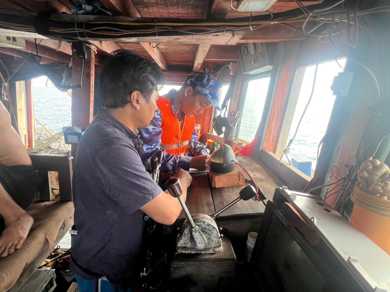 Lực lượng chức năng làm việc với thuyền trưởng tàu cá BV 98141 TS Lực lượng chức năng làm việc với thuyền trưởng tàu cá BV 98141 TS