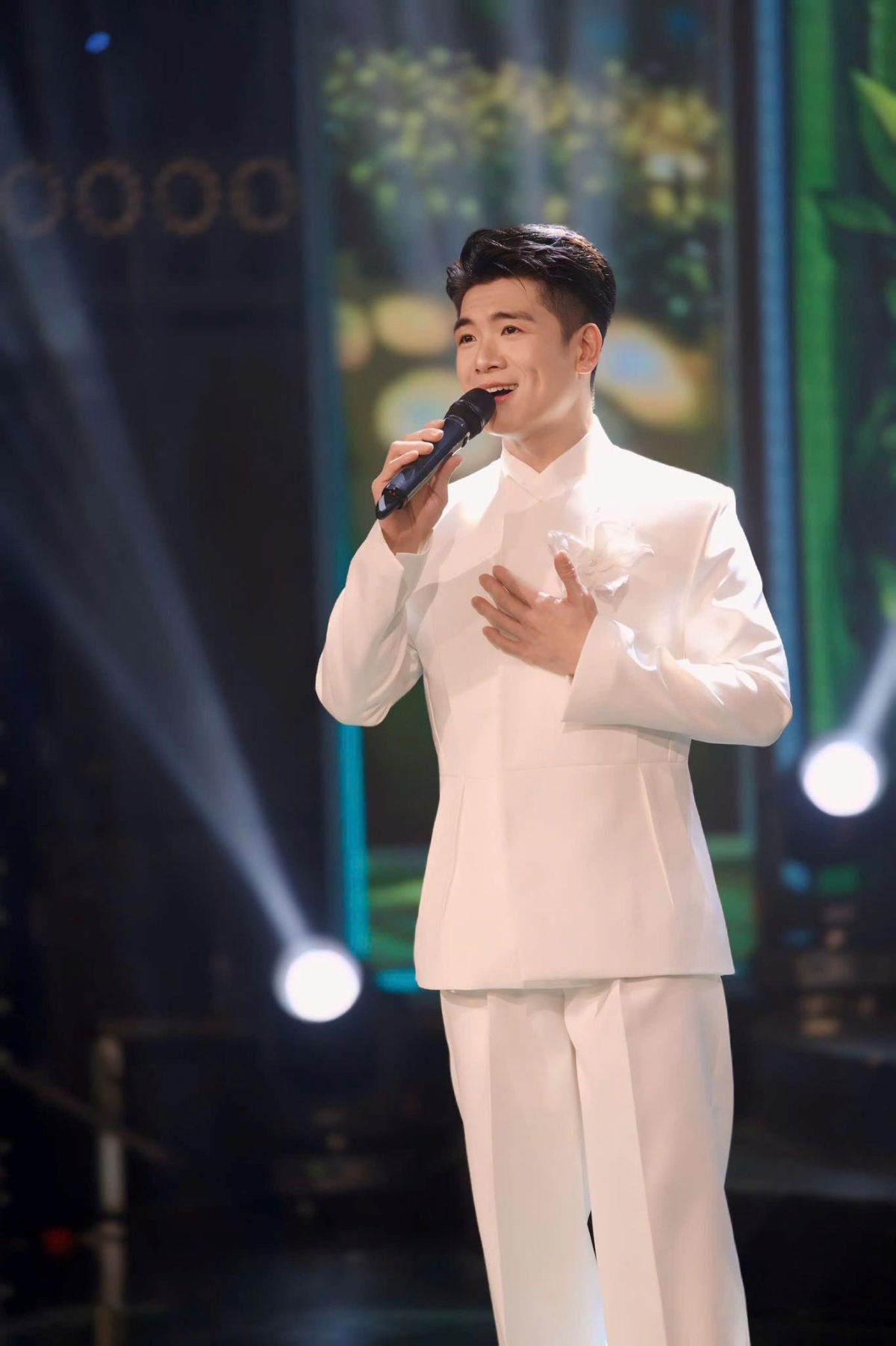 Phó Chủ tịch SHB Đỗ Quang Vinh gây sốt trên mạng xã hội với phần biểu diễn đầy cảm xúc ca khúc “Người gieo mầm xanh” Phó Chủ tịch SHB Đỗ Quang Vinh gây sốt trên mạng xã hội với phần biểu diễn đầy cảm xúc ca khúc “Người gieo mầm xanh”