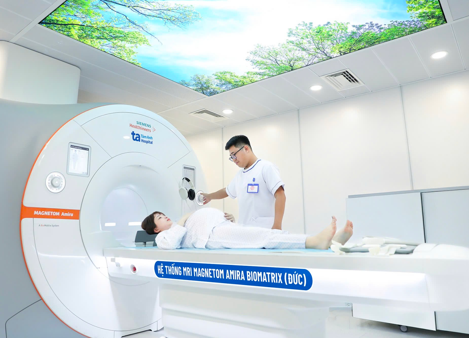 Hệ thống MRI (Đức) tại BVĐK Tâm Anh TP.HCM hỗ trợ chẩn đoán chuyên sâu dị tật thai nhi, không dùng tia X, giảm tiếng ồn. Nhiều cơ sở y tế tin tưởng chuyển thai phụ đến thực hiện kỹ thuật này. Ảnh: BVĐK Tâm Anh Hệ thống MRI (Đức) tại BVĐK Tâm Anh TP.HCM hỗ trợ chẩn đoán chuyên sâu dị tật thai nhi, không dùng tia X, giảm tiếng ồn. Nhiều cơ sở y tế tin tưởng chuyển thai phụ đến thực hiện kỹ thuật này. Ảnh: BVĐK Tâm Anh