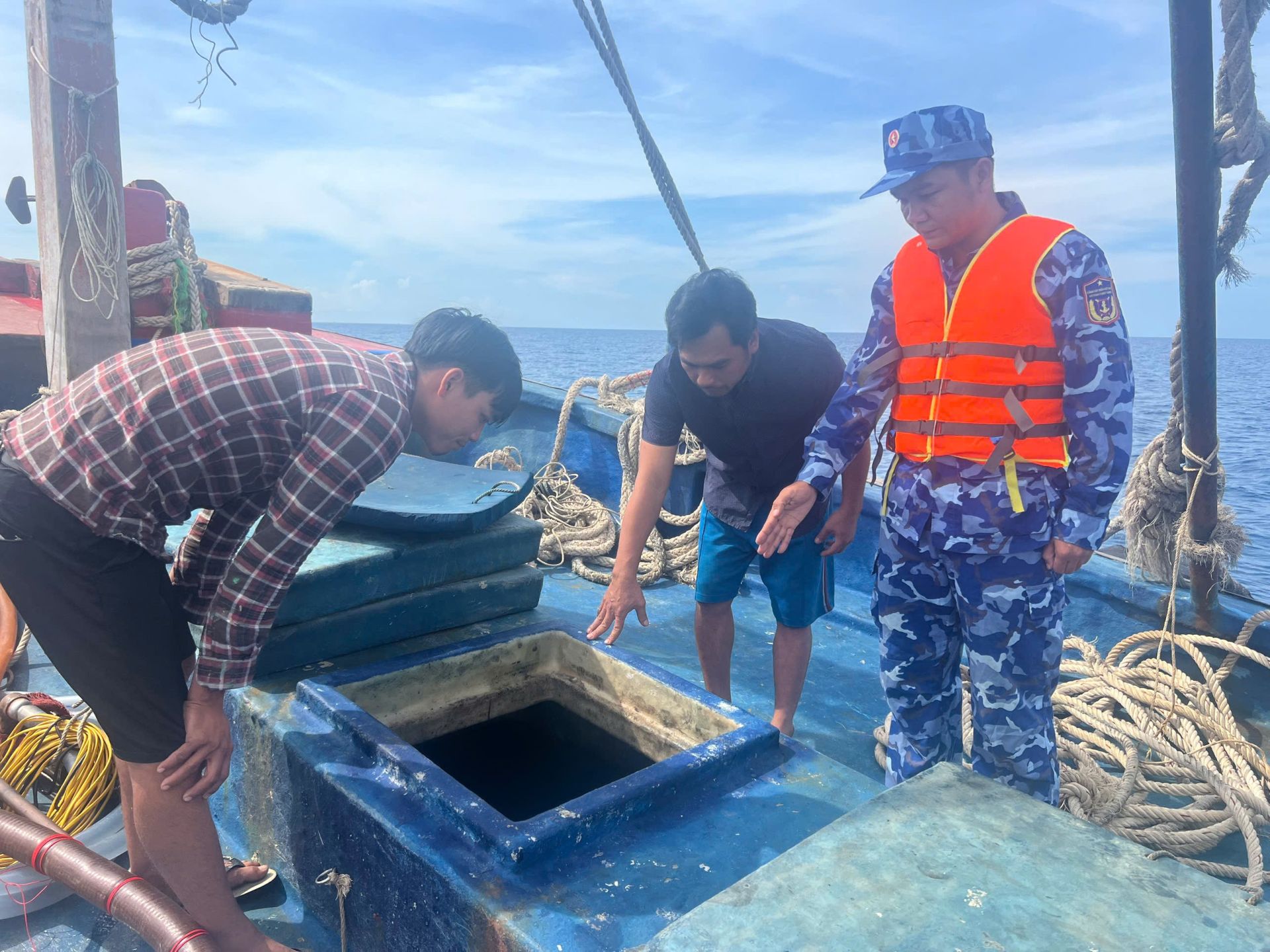 Bắt giữ tàu cá vận chuyển trái phép khoảng 40.000 lít dầu D.O