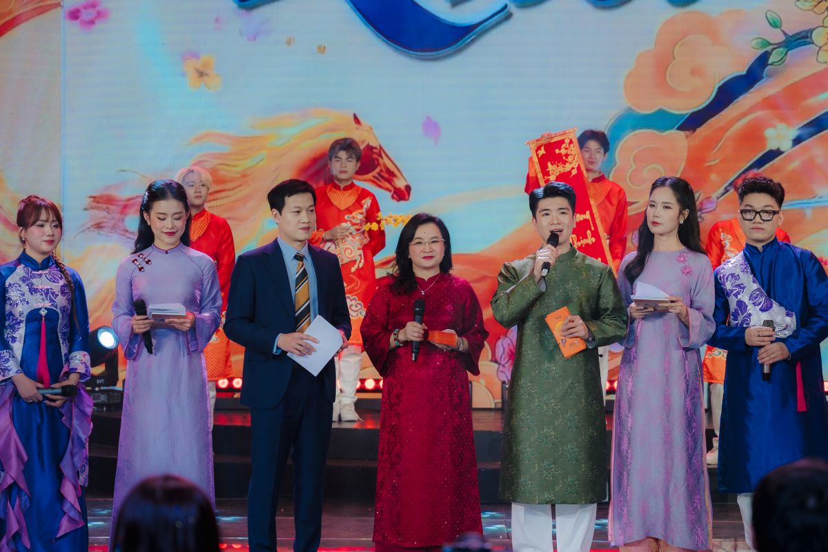 “Khởi” được ví như bản hợp xướng viết riêng cho người SHB “Khởi” được ví như bản hợp xướng viết riêng cho người SHB