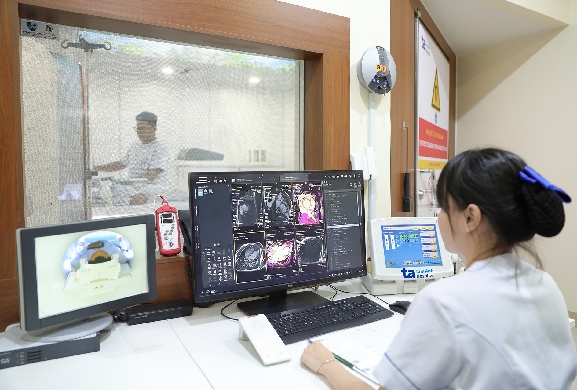 Hệ thống MRI thế hệ mới từ Đức cho hình ảnh rõ từng lớp cơ tim, buồng tim và mạch máu, giúp phát hiện chính xác hơn các bất thường như cơ tim phì đại hay huyết khối trong tim, hỗ trợ bác sĩ chẩn đoán và theo dõi điều trị hiệu quả. Ảnh: BVĐK Tâm Anh Hệ thống MRI thế hệ mới từ Đức cho hình ảnh rõ từng lớp cơ tim, buồng tim và mạch máu, giúp phát hiện chính xác hơn các bất thường như cơ tim phì đại hay huyết khối trong tim, hỗ trợ bác sĩ chẩn đoán và theo dõi điều trị hiệu quả. Ảnh: BVĐK Tâm Anh