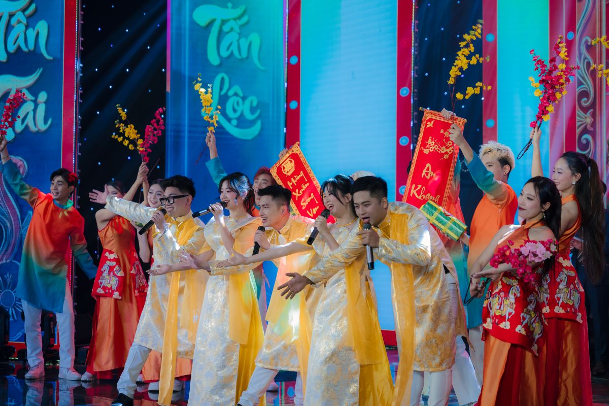 Nhiều tiết mục văn nghệ đặc sắc được CBNV SHB thể hiện trong chương trình Nhiều tiết mục văn nghệ đặc sắc được CBNV SHB thể hiện trong chương trình