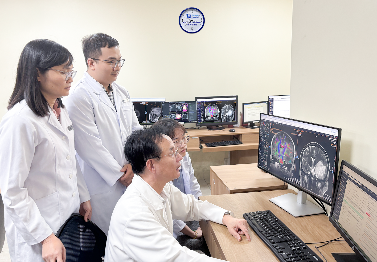 Đội ngũ chuyên gia, bác sĩ Trung tâm Chẩn đoán hình ảnh & Điện quang can thiệp, BVĐK Tâm Anh TP.HCM tập trung phân tích dữ liệu trên hệ thống máy tính chuyên dụng, đọc phim và hội chẩn nhằm đưa ra kết quả chính xác, kịp thời cho người bệnh. Ảnh: BVĐK Tâm Anh Đội ngũ chuyên gia, bác sĩ Trung tâm Chẩn đoán hình ảnh & Điện quang can thiệp, BVĐK Tâm Anh TP.HCM tập trung phân tích dữ liệu trên hệ thống máy tính chuyên dụng, đọc phim và hội chẩn nhằm đưa ra kết quả chính xác, kịp thời cho người bệnh. Ảnh: BVĐK Tâm Anh