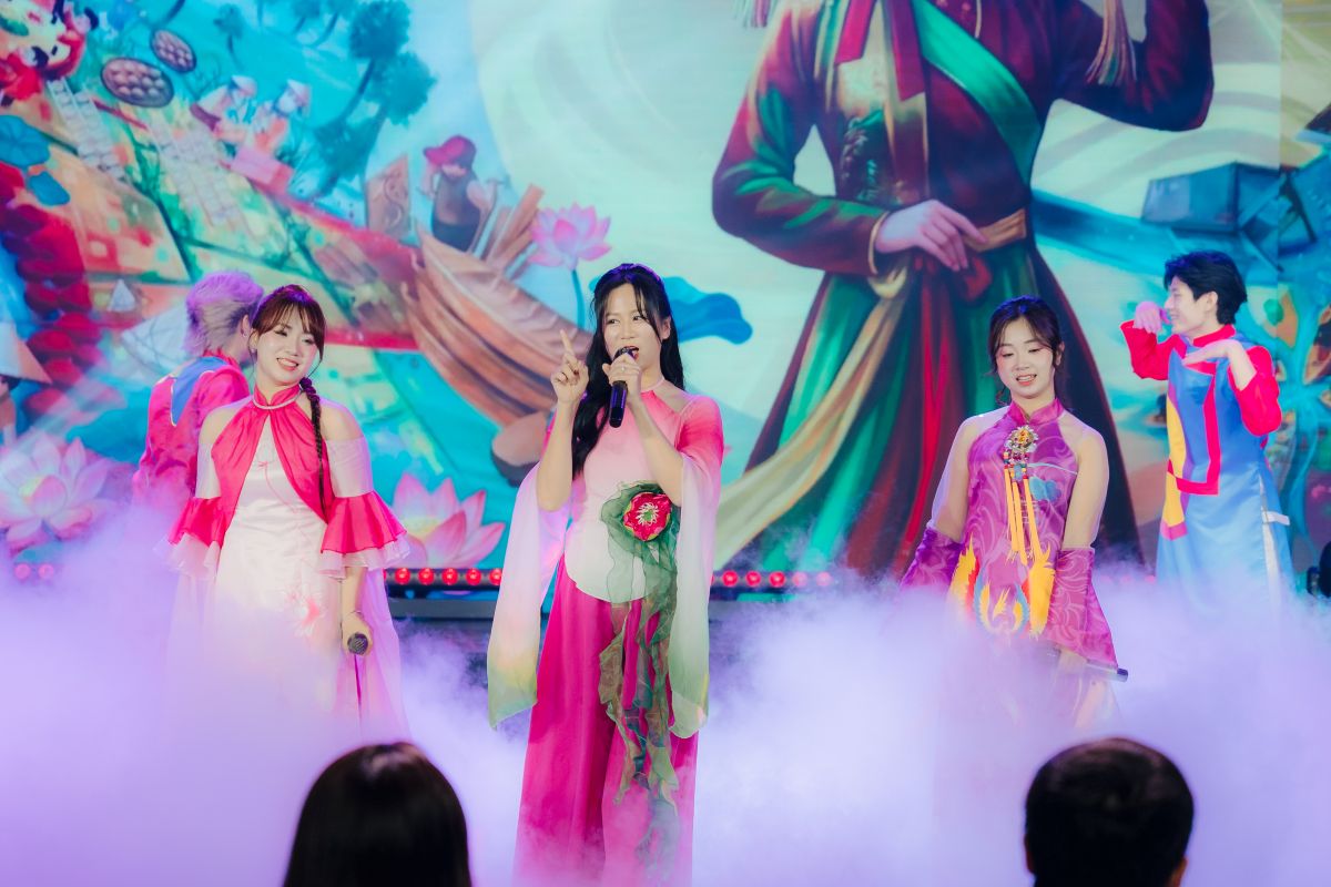 Với “Khởi”, SHB đã chọn mở đầu năm mới theo tinh thần giải trí mà vẫn đậm chiều sâu văn hóa. Với “Khởi”, SHB đã chọn mở đầu năm mới theo tinh thần giải trí mà vẫn đậm chiều sâu văn hóa.