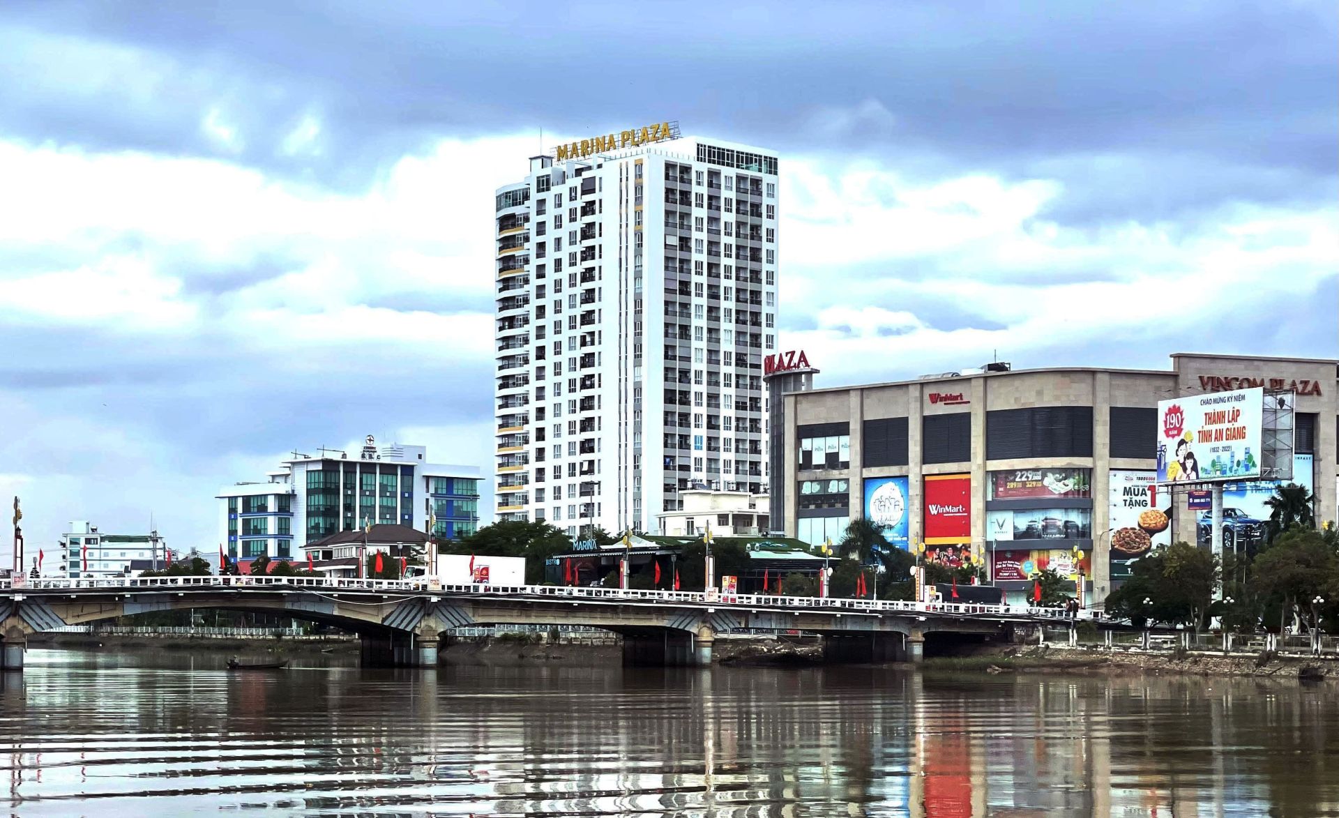 Một góc đô thị Long Xuyên Một góc đô thị Long Xuyên