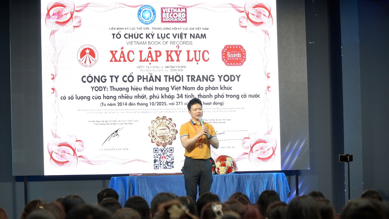 CEO Nguyễn Việt Hòa chia sẻ niềm vui khi đón nhận Kỷ lục tại buổi lễ CEO Nguyễn Việt Hòa chia sẻ niềm vui khi đón nhận Kỷ lục tại buổi lễ