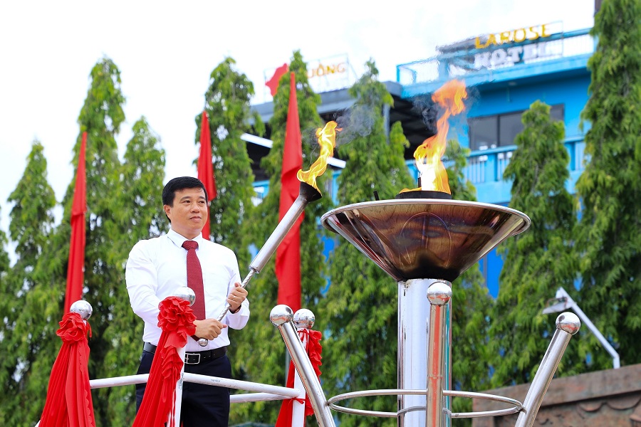 Bí thư Tỉnh ủy L&acirc;m Đồng Y Thanh Hà Niê Kđăm dự và thắp lửa truyền thống trong Lễ giao nhận quân tại Đạ Tẻh