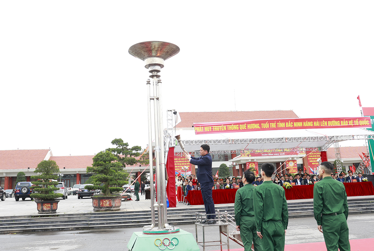 Đồng chí Nguyễn Hồng Thái, Bí thư Tỉnh ủy Bắc Ninh thực hiện nghi thức thắp đài lửa truyền thống tại buổi lễ Đồng chí Nguyễn Hồng Thái, Bí thư Tỉnh ủy Bắc Ninh thực hiện nghi thức thắp đài lửa truyền thống tại buổi lễ