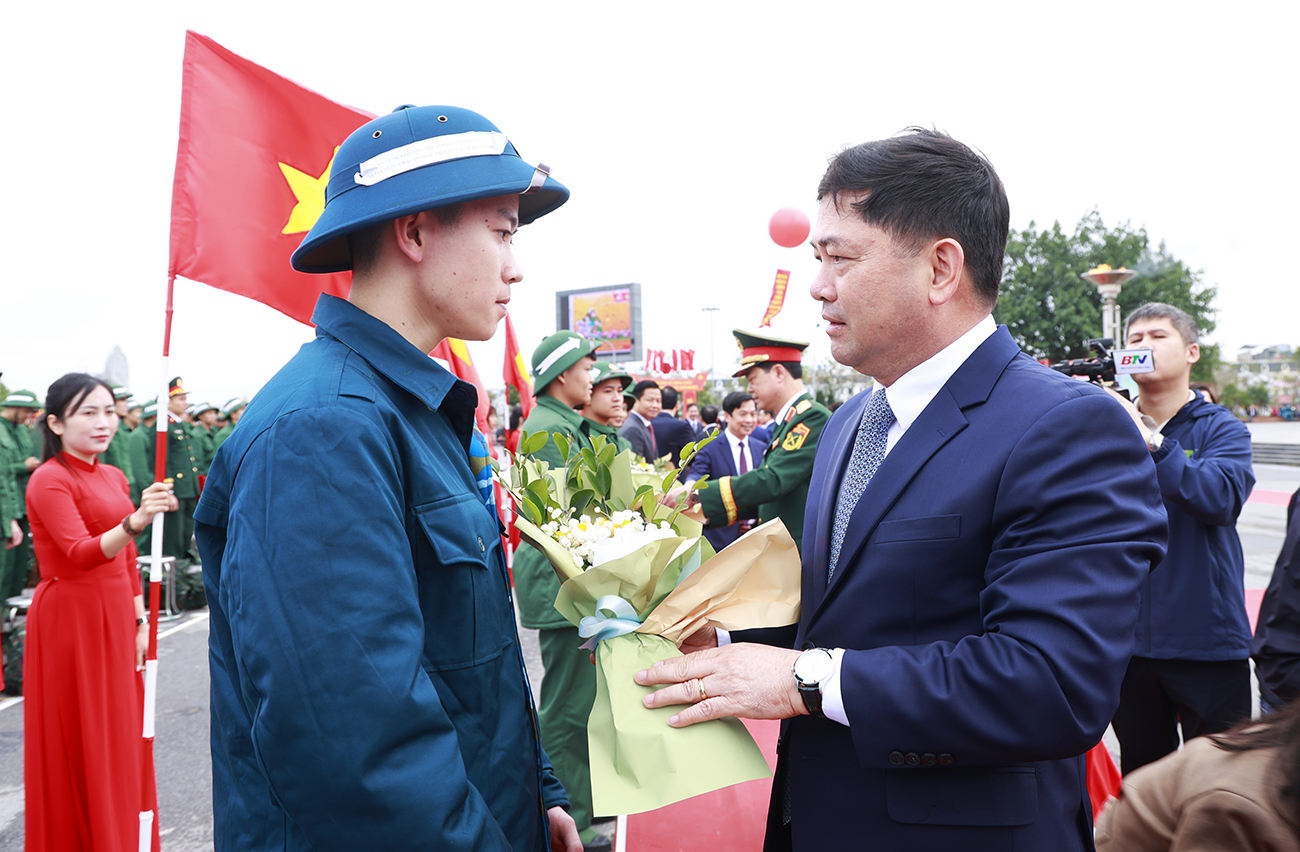 Đồng chí Nguyễn Hồng Thái, Bí thư Tỉnh ủy Bắc Ninh tặng hoa động viên tân binh Đồng chí Nguyễn Hồng Thái, Bí thư Tỉnh ủy Bắc Ninh tặng hoa động viên tân binh