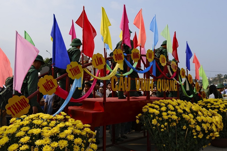 C&aacute;c chiến sĩ mới bước tr&ecirc;n cầu vinh quang l&ecirc;n đường nhập ngũ