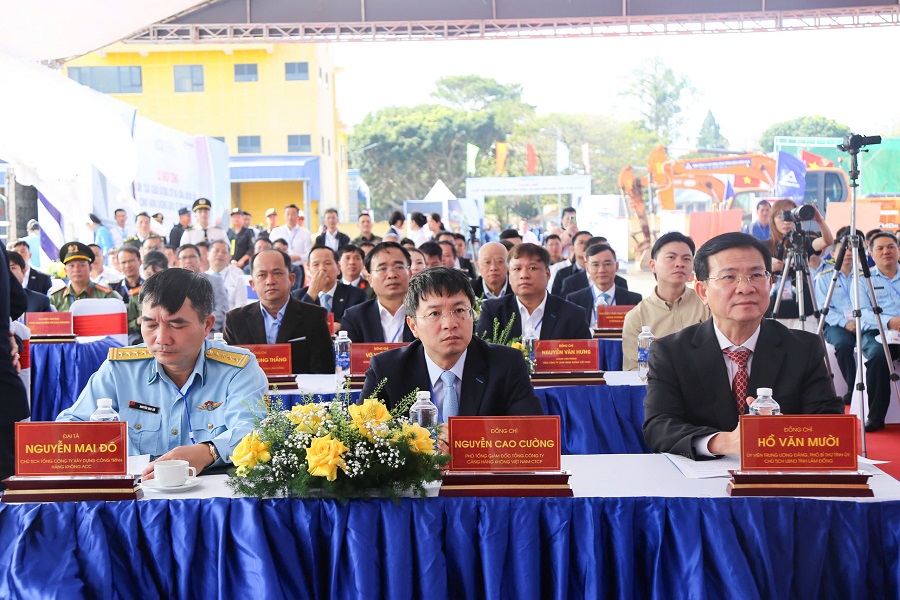 Các đồng chí: Hồ Văn Mười, Ủy viên BCH Trung ương Đảng, Phó Bí thư Tỉnh ủy, Chủ tịch UBND tỉnh; Nguyễn Cao Cường, Phó Tổng Giám đốc Công ty hàng không Việt Nam; Nguyễn Mai Đô, Chủ tịch Tổng Công ty xây dựng công trình hàng không ACC tham dự Lễ khởi công Các đồng chí: Hồ Văn Mười, Ủy viên BCH Trung ương Đảng, Phó Bí thư Tỉnh ủy, Chủ tịch UBND tỉnh; Nguyễn Cao Cường, Phó Tổng Giám đốc Công ty hàng không Việt Nam; Nguyễn Mai Đô, Chủ tịch Tổng Công ty xây dựng công trình hàng không ACC tham dự Lễ khởi công