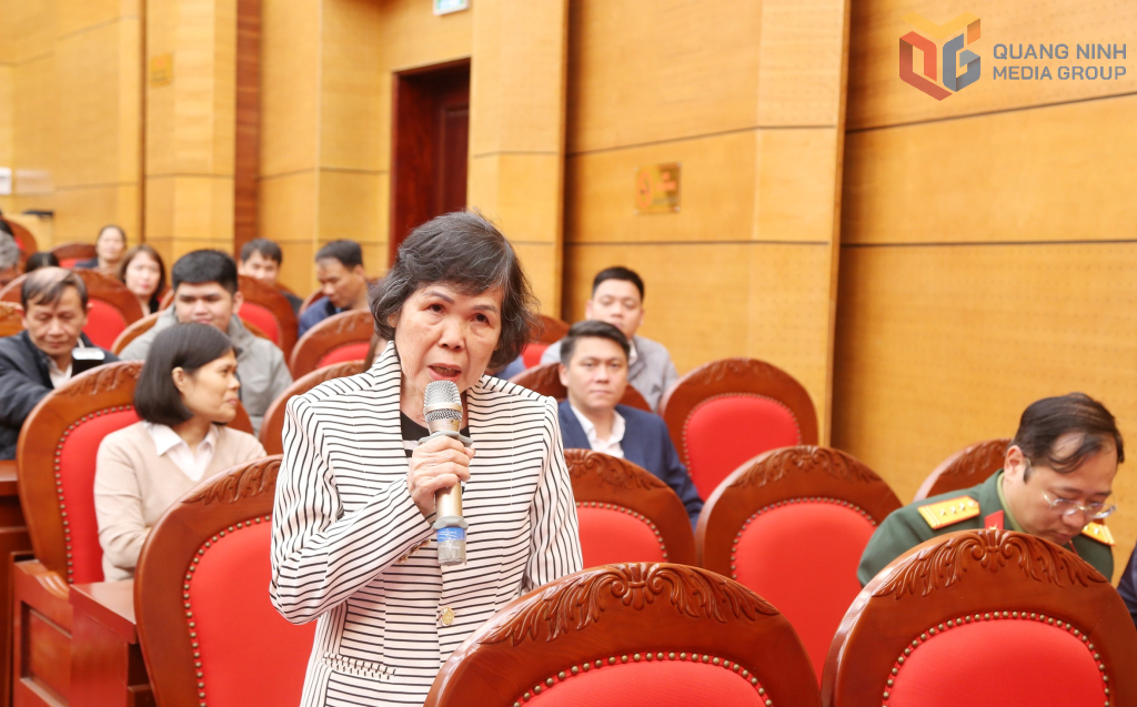 Cử tri phường Hồng Gai phát biểu tại hội nghị Cử tri phường Hồng Gai phát biểu tại hội nghị