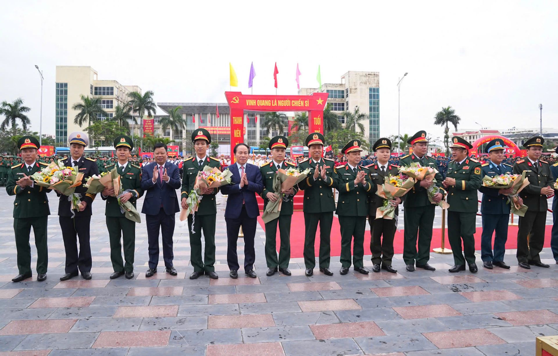 C&aacute;c đồng ch&iacute; l&atilde;nh đạo th&agrave;nh phố tặng hoa c&aacute;c đơn vị nhận qu&acirc;n.