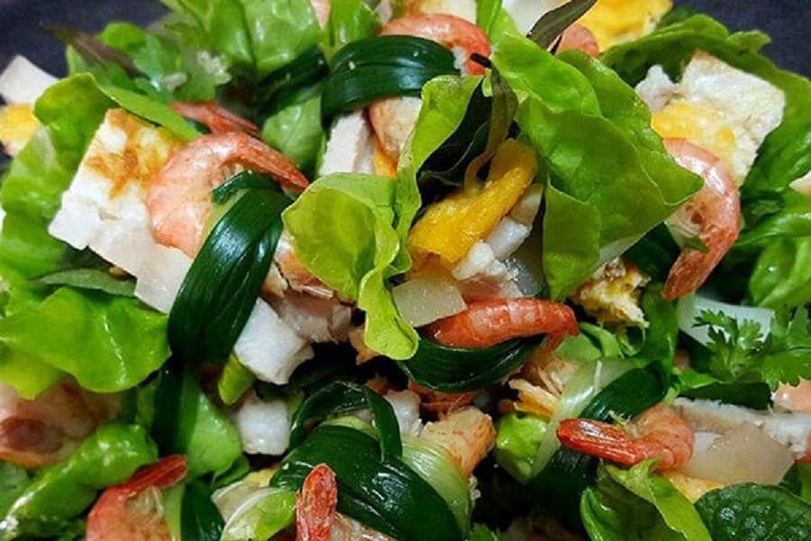 Về khẩu vị, tôm cuốn Thừa Lâm mang đến sự cân bằng hoàn hảo. Thịt tôm chiên bùi ngậy và thơm lừng, quyện với vị dai dai của giò sống, lớp trứng tráng mềm mịn, cùng rau tươi mát tạo nên tổng thể hài hòa. Về khẩu vị, tôm cuốn Thừa Lâm mang đến sự cân bằng hoàn hảo. Thịt tôm chiên bùi ngậy và thơm lừng, quyện với vị dai dai của giò sống, lớp trứng tráng mềm mịn, cùng rau tươi mát tạo nên tổng thể hài hòa.