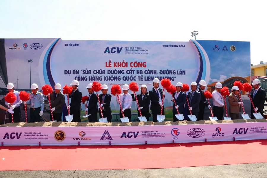 Đại biểu thực hiện nghi thức chính thức khởi công Dự án Sửa chữa đường cất hạ cánh, đường lăn - Cảng hàng không quốc tế Liên Khương Đại biểu thực hiện nghi thức chính thức khởi công Dự án Sửa chữa đường cất hạ cánh, đường lăn - Cảng hàng không quốc tế Liên Khương