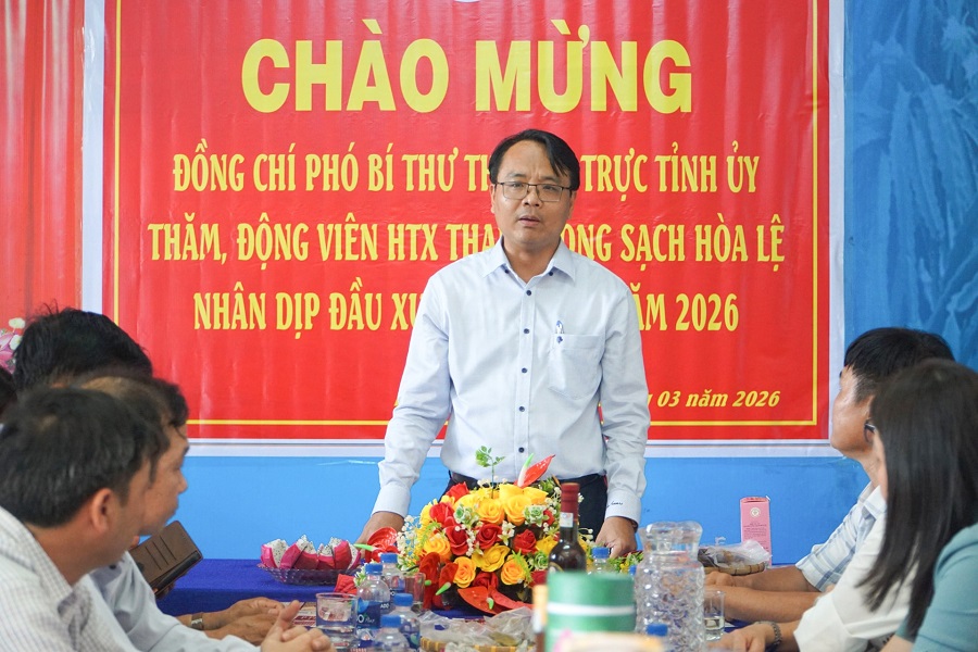Đặng Hồng Sỹ, Ph&oacute; B&iacute; thư Thường trực Tỉnh ủy L&acirc;m Đồng đến thăm, động vi&ecirc;n HTX Thanh long sạch H&ograve;a Lệ
