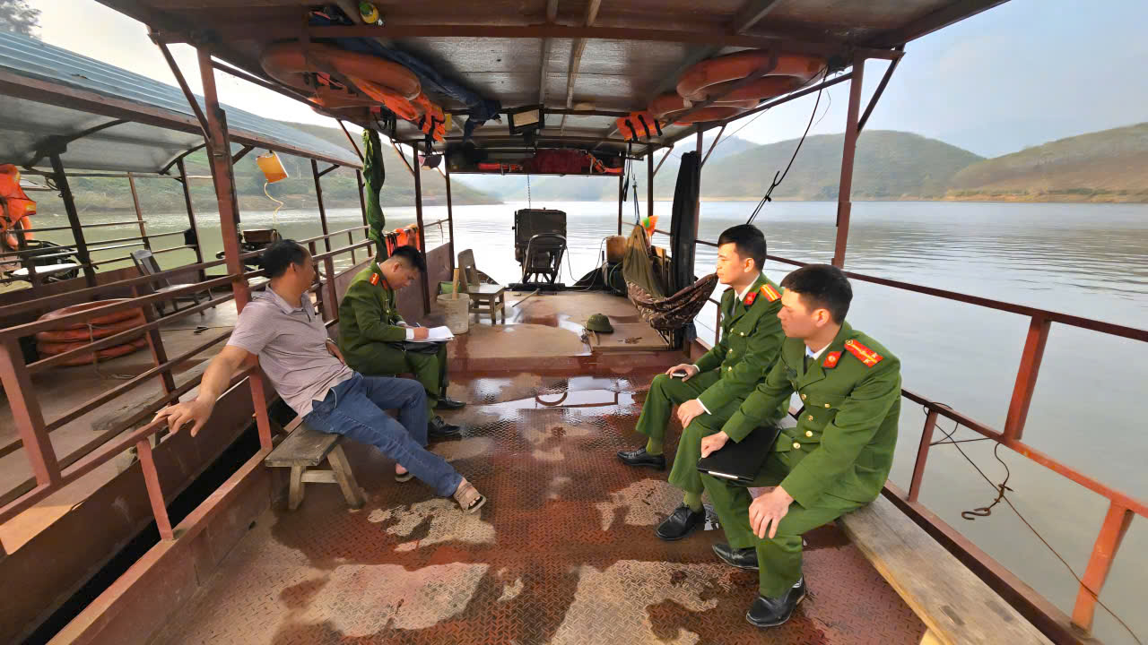 Lực lượng c&ocirc;ng an x&atilde; tuy&ecirc;n truyền hướng dẫn người d&acirc;n, y&ecirc;u cầu chủ phương tiện chấp h&agrave;nh nghi&ecirc;m quy định về đăng k&yacute;, đăng kiểm v&agrave; trang bị &aacute;o phao cứu sinh