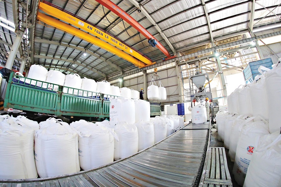 Đ&oacute;ng bao sản phẩm alumin ở C&ocirc;ng ty Nh&ocirc;m L&acirc;m Đồng - TKV