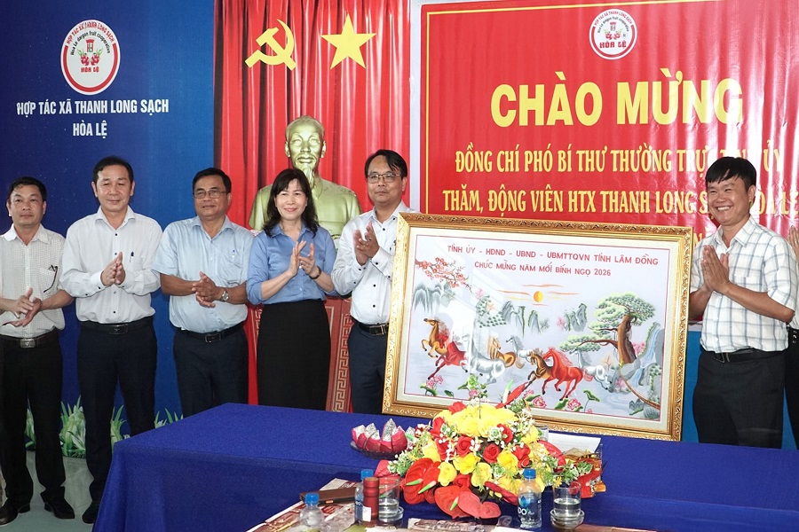 Đồng ch&iacute; Đặng Hồng Sỹ v&agrave; th&agrave;nh vi&ecirc;n Đo&agrave;n c&ocirc;ng t&aacute;c tặng bức tranh th&ecirc;u 