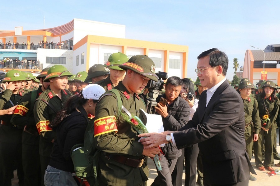 Đồng ch&iacute; Hồ Văn Mười, Ủy vi&ecirc;n Ban Chấp h&agrave;nh Trung ương Đảng, Ph&oacute; B&iacute; thư Tỉnh ủy, Chủ tịch UBND tỉnh L&acirc;m Đồng tặng hoa ch&uacute;c mừng t&acirc;n binh l&ecirc;n đường nhập ngũ tại Điểm giao nhận qu&acirc;n số 01 - Ban Chỉ huy PTKV 1 - Đức Trọng
