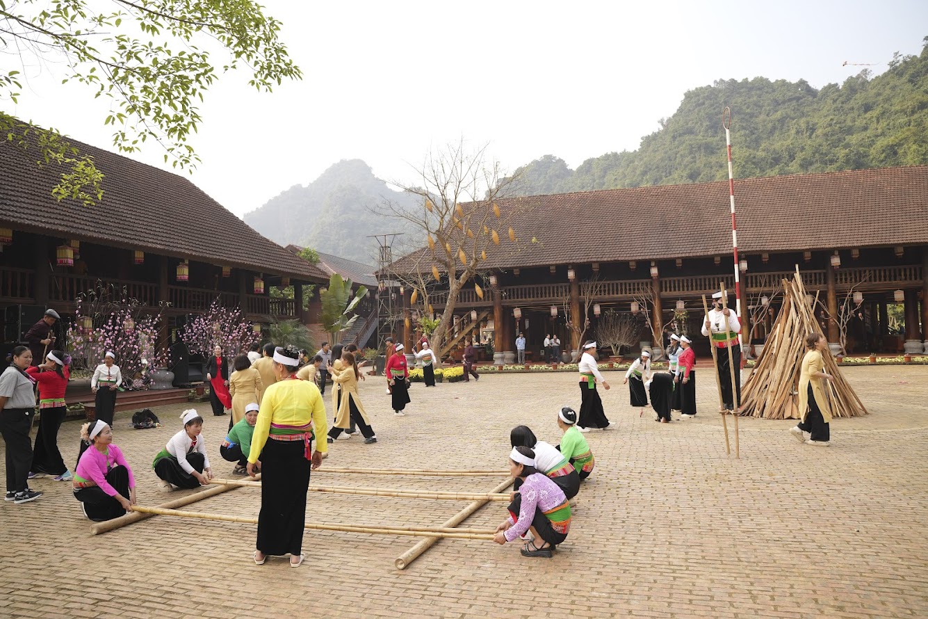 Du khách được hòa mình vào những trải nghiệm của văn hóa Mường Du khách được hòa mình vào những trải nghiệm của văn hóa Mường