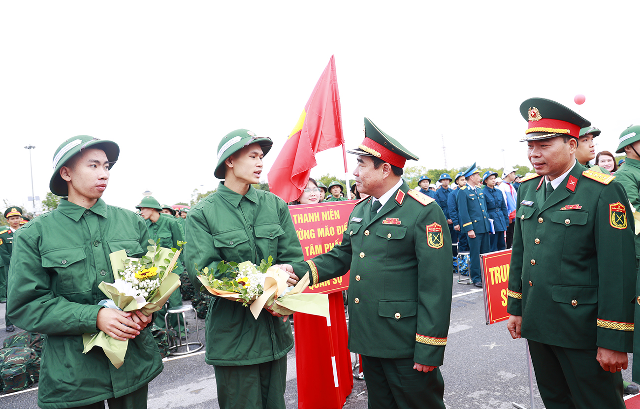 Trung tướng Nguyễn Bá Lực, Phó Tổng Tham mưu trưởng Quân đội Nhân dân Việt Nam tặng hoa động viên tân binh Trung tướng Nguyễn Bá Lực, Phó Tổng Tham mưu trưởng Quân đội Nhân dân Việt Nam tặng hoa động viên tân binh